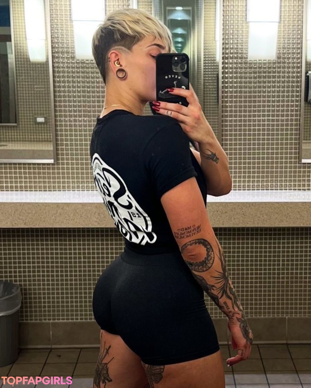 Naakte gelekte OnlyFans-foto van Rhea Ripley #66 Naakte gelekte OnlyFans-foto van Rhea Ripley #66