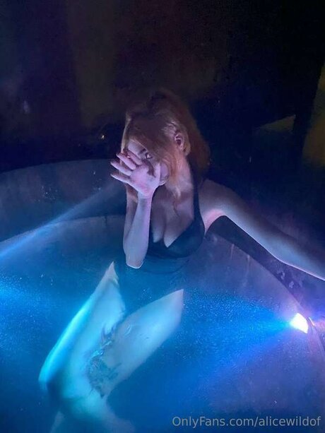 Naakte gelekte OnlyFans-foto van Alicewildof