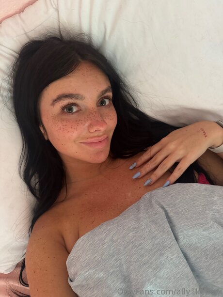 Naakte gelekte OnlyFans-foto van Ally1kenobi