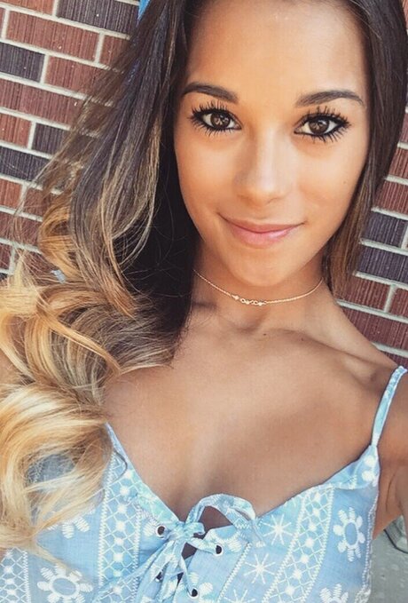 Naakte gelekte OnlyFans-foto van Sexy Cheerleaders