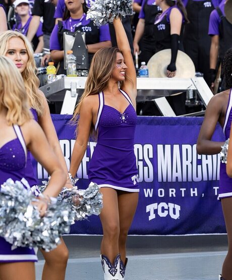 Naakte gelekte OnlyFans-foto van Sexy Cheerleaders