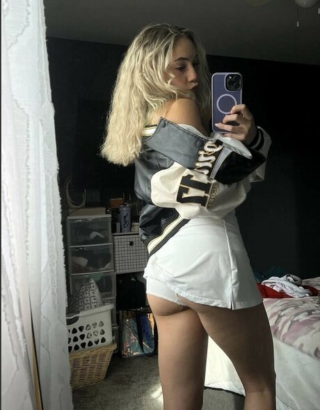 Naakte gelekte OnlyFans-foto van Faith Enokian