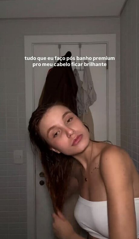 Naakte gelekte OnlyFans-foto van Liv Resenhas
