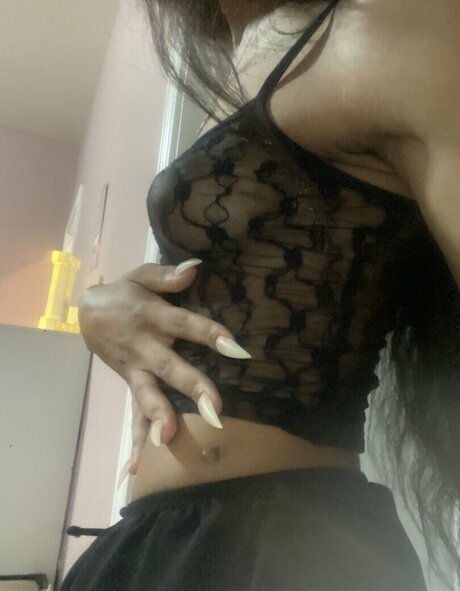 Naakte gelekte OnlyFans-foto van Santokufoeva
