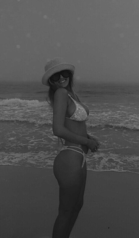 Naakte gelekte OnlyFans-foto van Madeline Hope  Hadelinemope