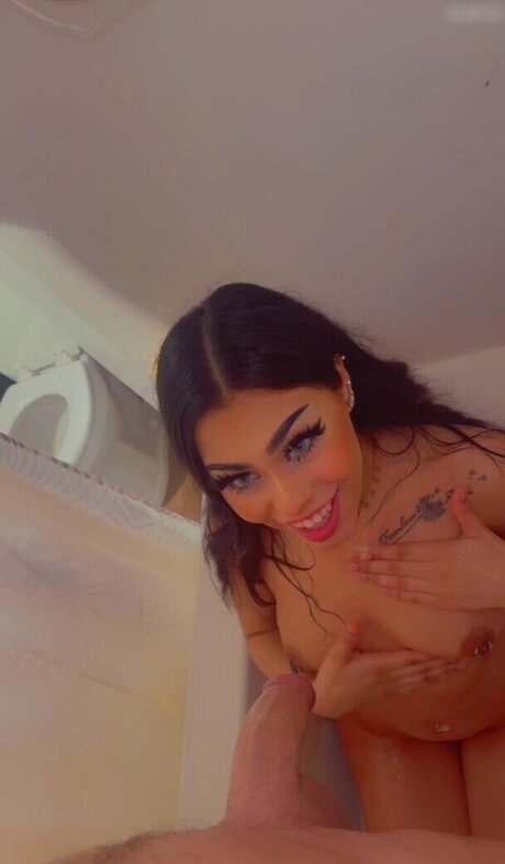 Naakte gelekte OnlyFans-foto van Latina Barista