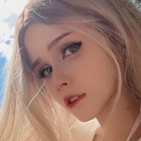 Naakte gelekte OnlyFans-foto van Devisuka