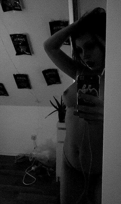 Naakte gelekte OnlyFans-foto van Gothminze