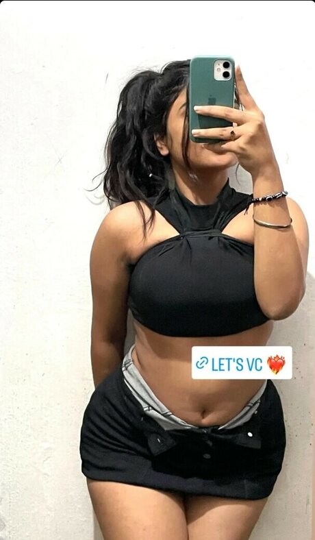 Naakte gelekte OnlyFans-foto van Jiyalicioux