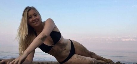Naakte gelekte OnlyFans-foto van Lena Kupke