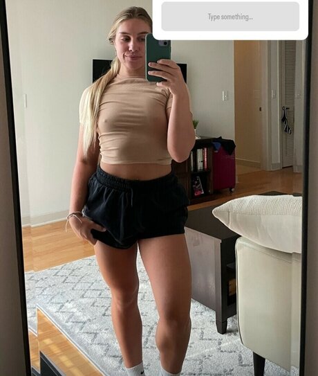 Naakte gelekte OnlyFans-foto van Emily Mangler