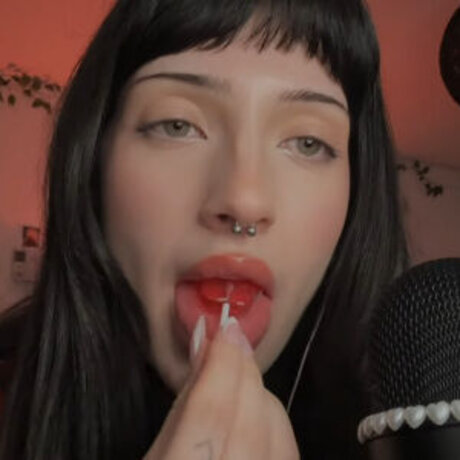 Naakte gelekte OnlyFans-foto van Sleepgirlasmr