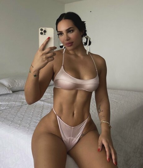 Naakte gelekte OnlyFans-foto van Andrea Valdiri