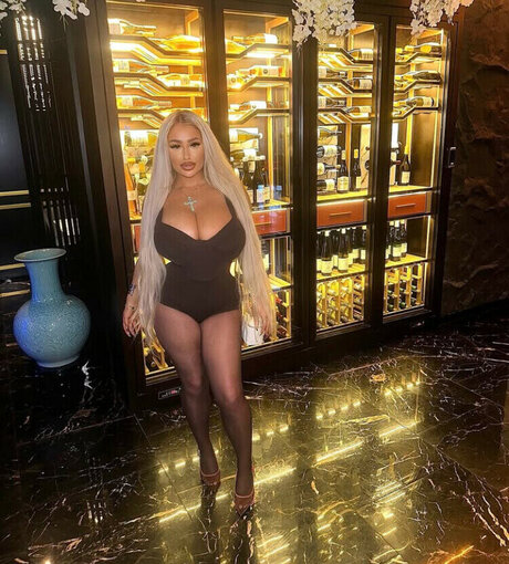 Naakte gelekte OnlyFans-foto van Corrinnadione