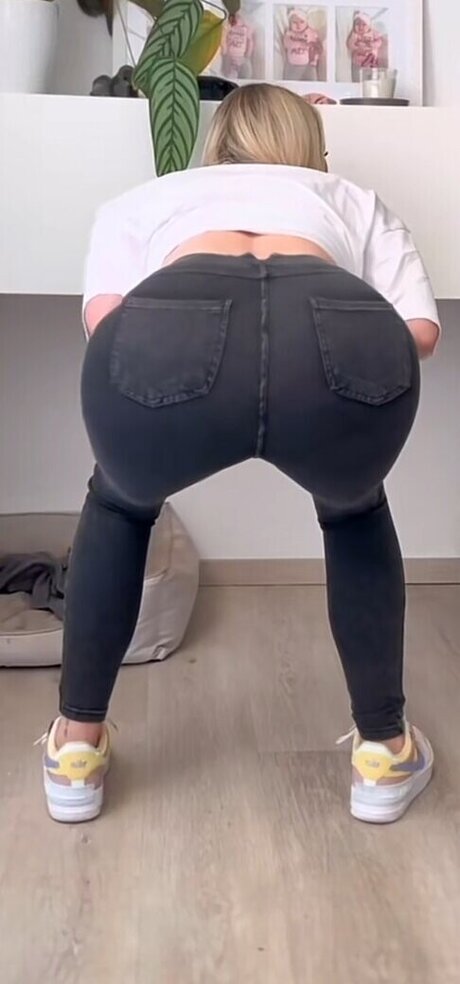 Naakte gelekte OnlyFans-foto van Die Meedtis