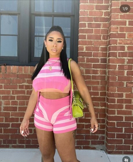 Naakte gelekte OnlyFans-foto van Famous Kiki 1