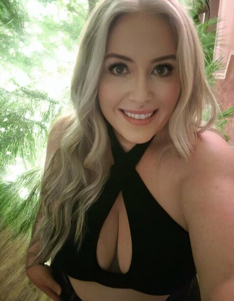 Naakte gelekte OnlyFans-foto van Platinum Silver