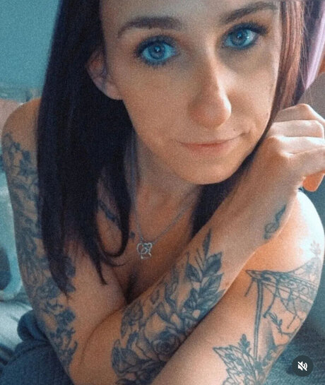 Naakte gelekte OnlyFans-foto van Justanotherwife30