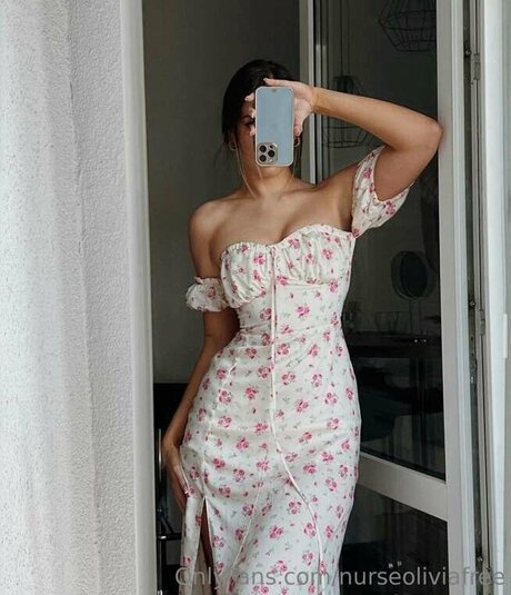 Naakte gelekte OnlyFans-foto van Nurse Olivia