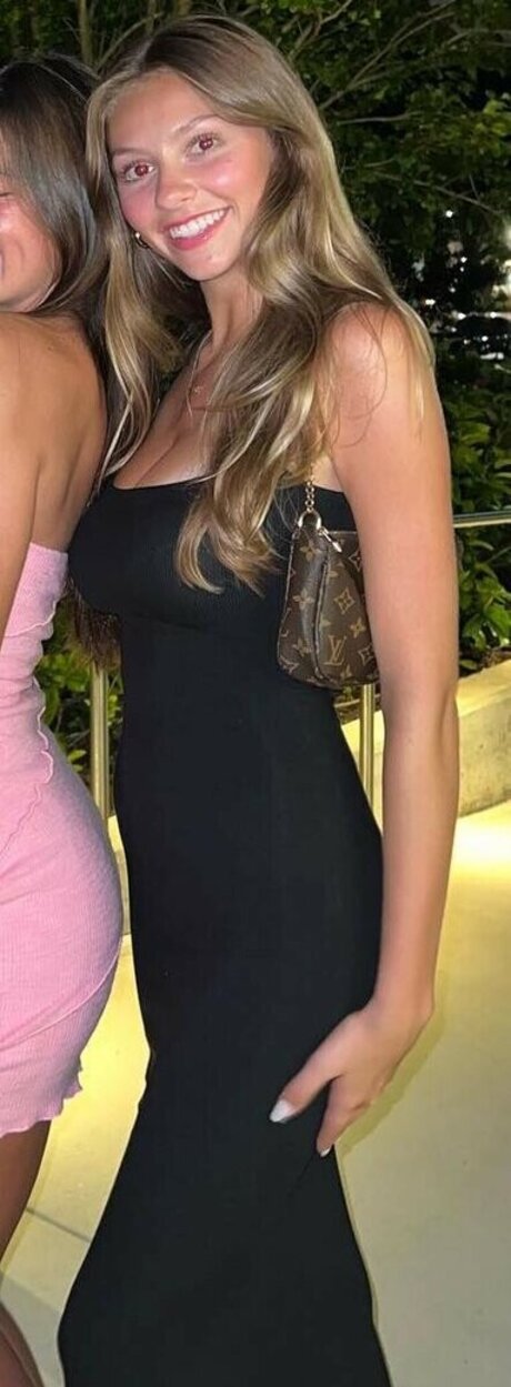 Naakte gelekte OnlyFans-foto van Mia Steele