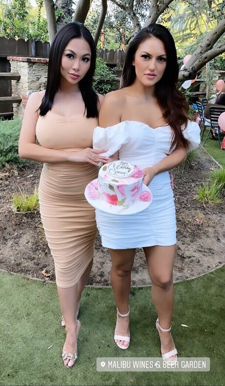 Naakte gelekte OnlyFans-foto van Angel Ngo