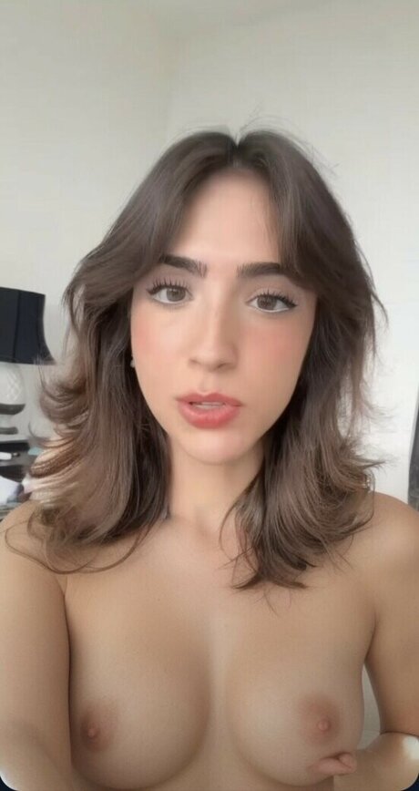 Gabriela Bee