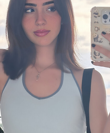 Gabriela Bee