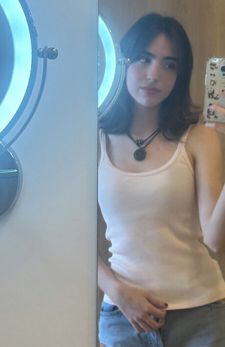 Gabriela Bee