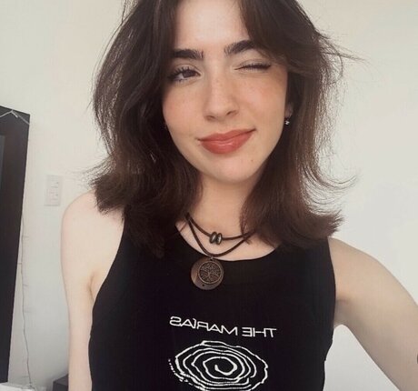 Gabriela Bee