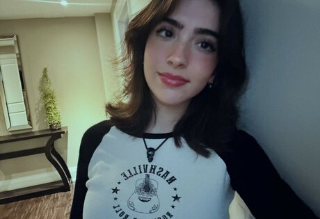 Gabriela Bee
