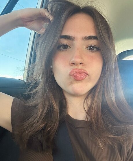 Gabriela Bee