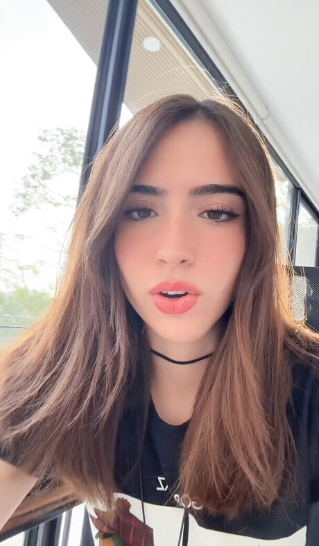 Gabriela Bee