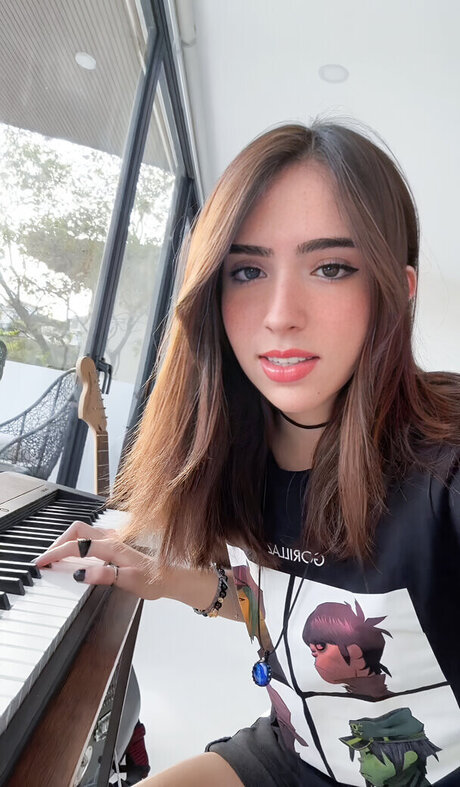 Gabriela Bee