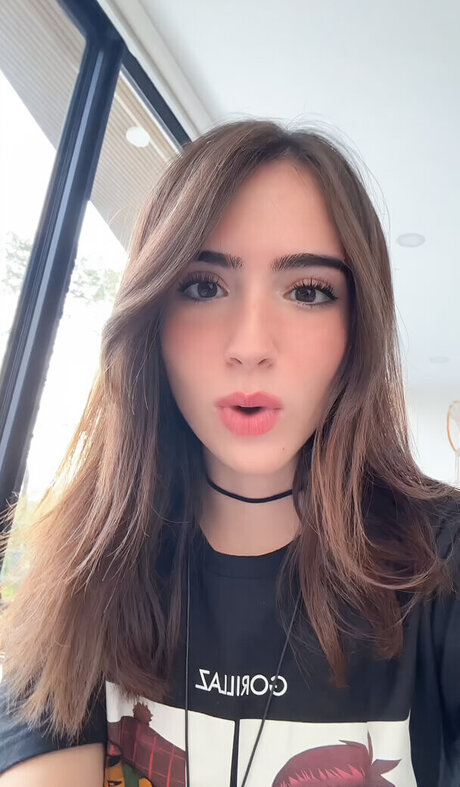 Gabriela Bee