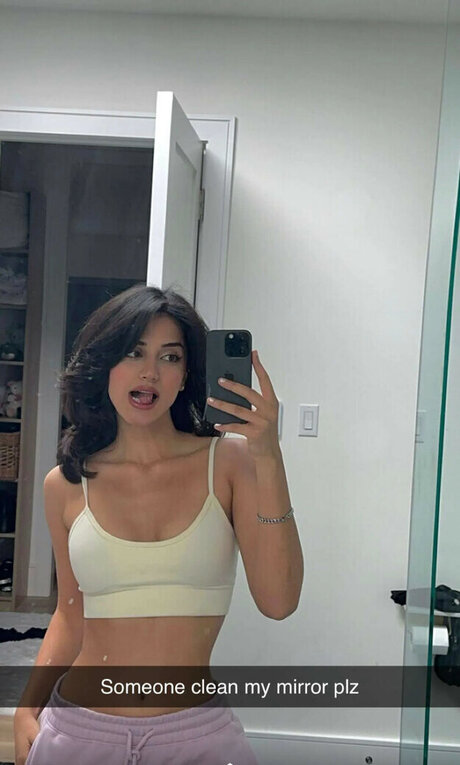 Naakte gelekte OnlyFans-foto van Melody Oz