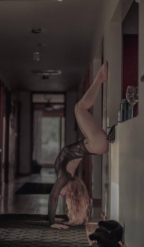 Naakte gelekte OnlyFans-foto van Eeeeinleigh