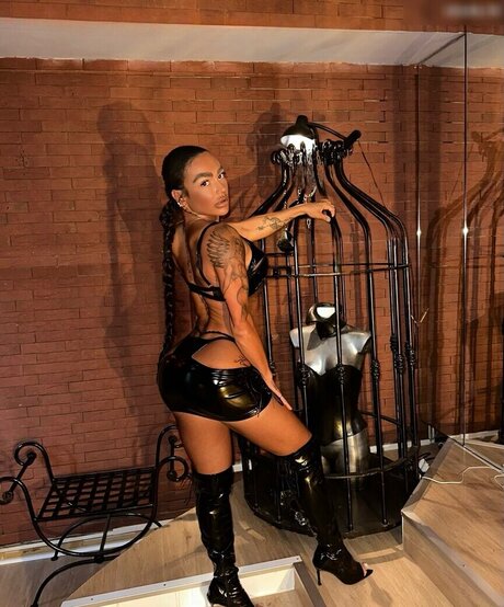 Naakte gelekte OnlyFans-foto van Anny Marry