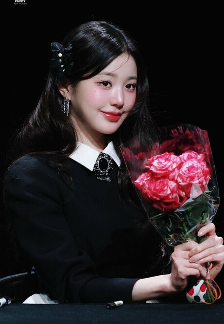 Naakte gelekte OnlyFans-foto van Jang Wonyoung