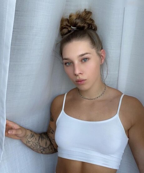 Naakte gelekte OnlyFans-foto van Facialize Me