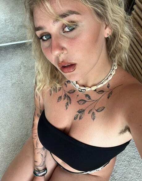 Naakte gelekte OnlyFans-foto van Viky Kid