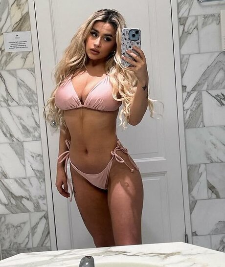 Naakte gelekte OnlyFans-foto van Kelsey Connors