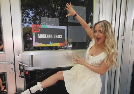 Naakte gelekte OnlyFans-foto van Mckenna Grace