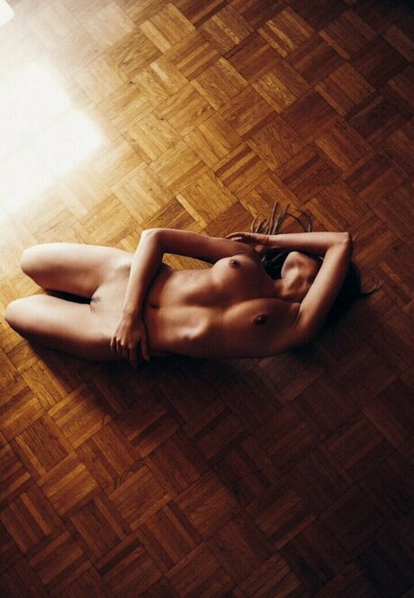 Naakte gelekte OnlyFans-foto van Vivaz Magazine