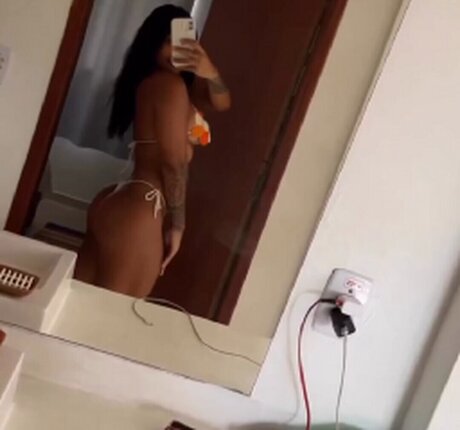 Naakte gelekte OnlyFans-foto van Thayna Telles