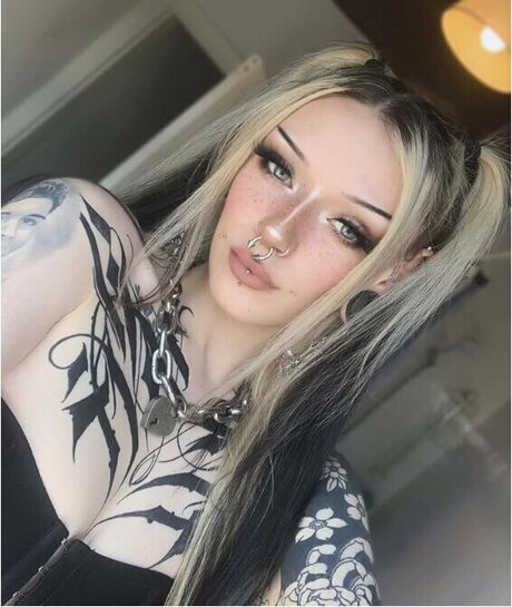 Naakte gelekte OnlyFans-foto van Em Bearshaw