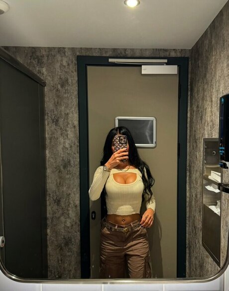 Naakte gelekte OnlyFans-foto van Fatouma And Sister