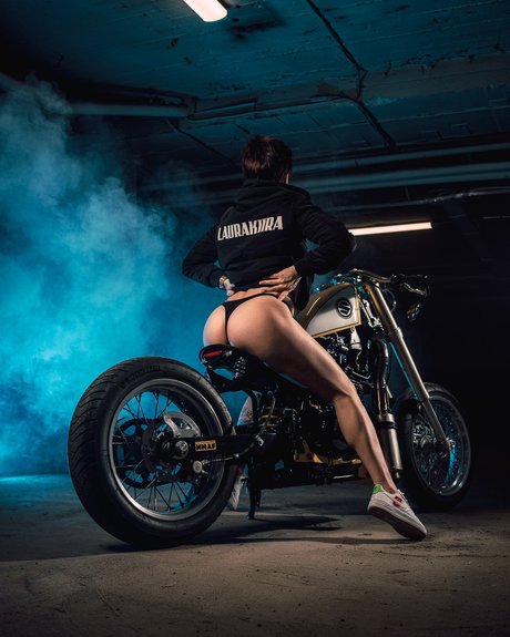 Naakte gelekte OnlyFans-foto van Laurakiirasi