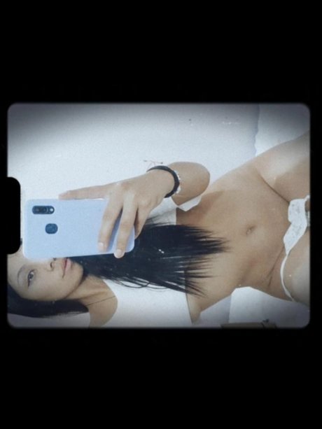 Naakte gelekte OnlyFans-foto van Laura Avila