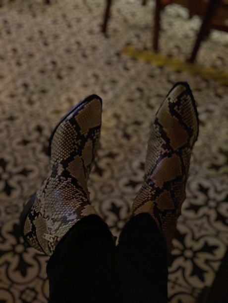 Latina Feets
