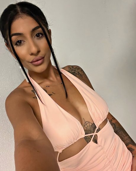 Naakte gelekte OnlyFans-foto van Larisa